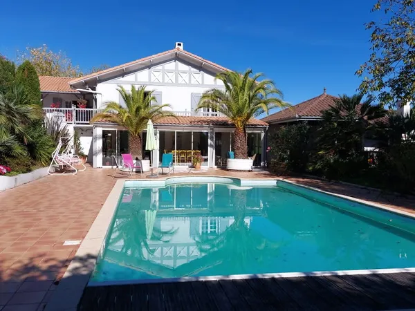 À vendre à Hagetmau (40) : grande maison avec 9 pièces