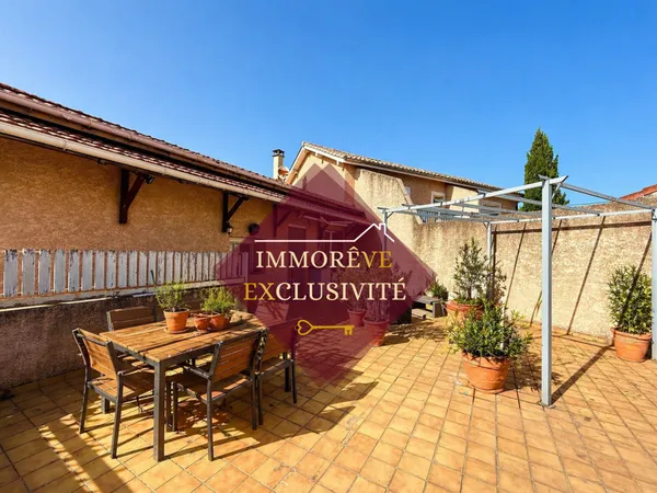 Immeuble - 2 appartements loués avec garages et extérieur à CHANAS