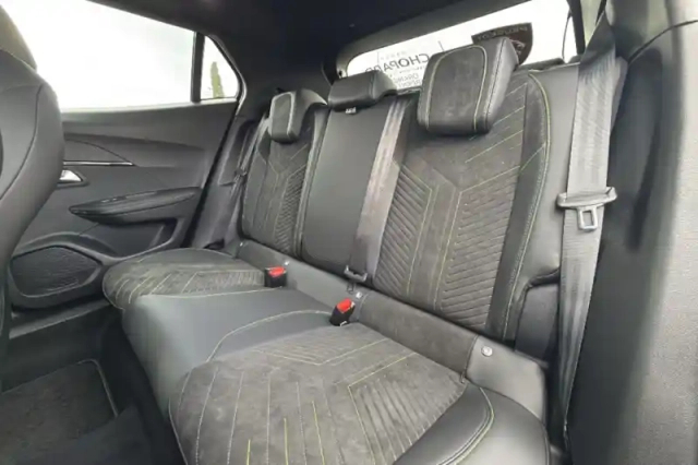 Peugeot 2008 hybrid 145 e-dcs6 — photo 38