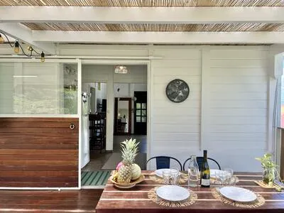 Maison en bois rénovée 2 chambres, deck et terrain clos de 575 m²