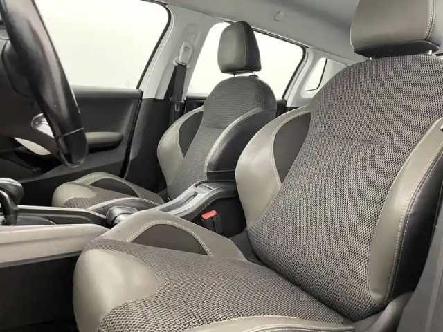 Peugeot 2008 1.2 puretech 110ch s&amp;s eat6 — photo 14