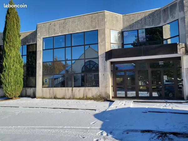 Espace de stockage & bureaux : 100 m² avec entrée indépendante et stationnements