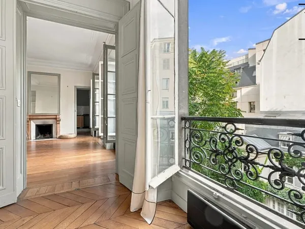 Belle hauteur sous plafond - Calme - Gardien