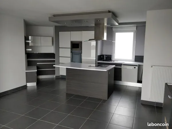 TOURNEFEUILLE - Dernier étage : T4 lumineux de 78 m² avec terrasse de 20 m² sans vis-à-vis, clim et 