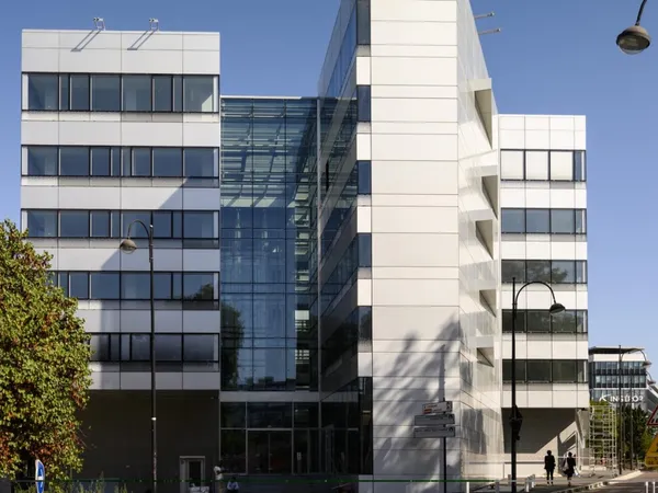 Local professionnel 8824 m²