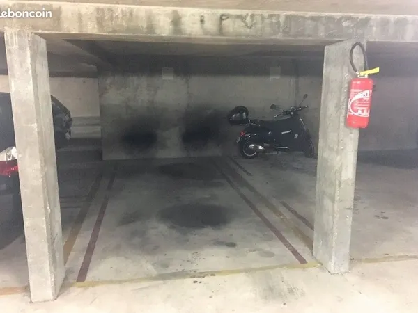 Parking sécurisée en sous-sol - Puteaux (Esplanade de la Défense)