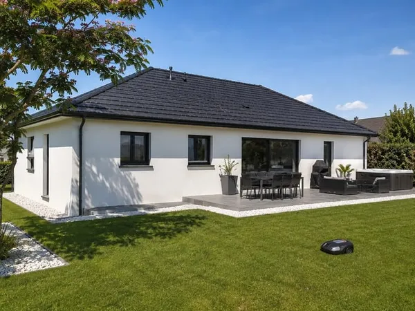 Maison neuve de plain-pied avec 4 chambres et garage - Terrain de 1 543 m² - Saint-Nicolas-d'Aliermo