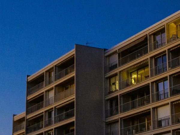 APL : l'arrêté du 28 septembre fixe les nouveaux barèmes au 1er octobre, le gel de 2027 reste à voter