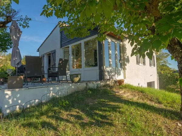 Maison contemporaine de 57 m2 avec une véranda, un salon/sal