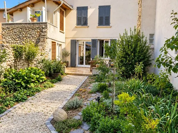 Maison de caractère entièrement rénovée - jardin - 3 chambres - 256 000