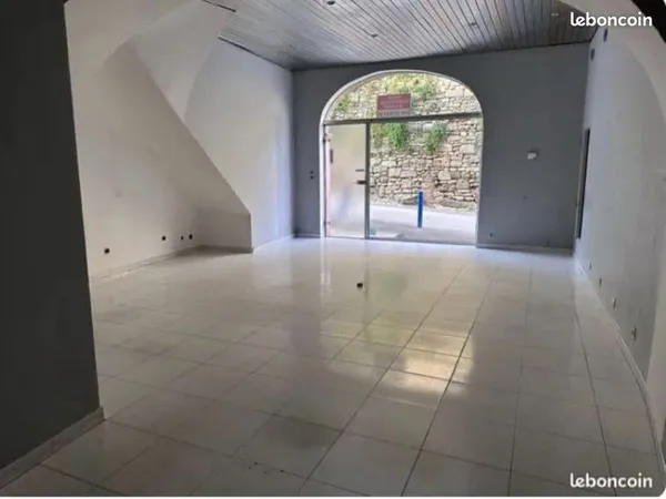 Local commercial 50 m² - Saint-Quentin-la-Poterie - 470 À louer local commercial de 50 m²