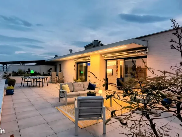 Exceptionnel appartement T3 en toit terrasse, splendide vue montagne. PMR