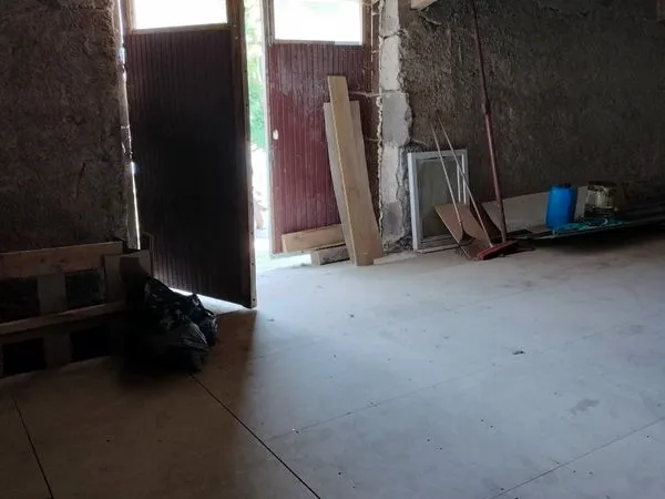 Stationnement Location Aurières  200m² 45€