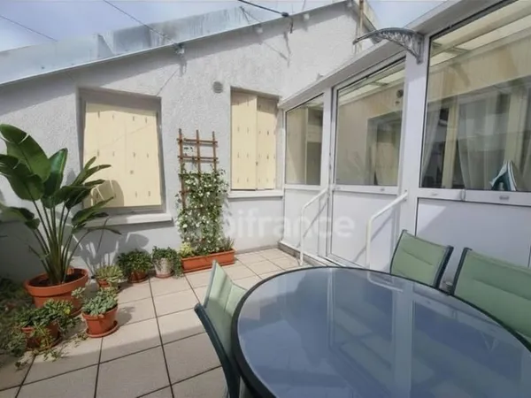 *Sainte-Cecile*Plain-pied de 51 m² à 200 m de la place, terrasse de 40 m², sud-ouest, sans vis-à-vis