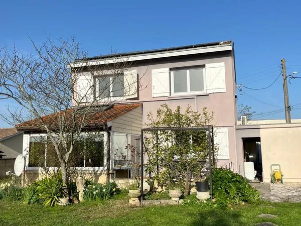 Maison très économique équipée de panneaux solaires, et de pompes à chaleur