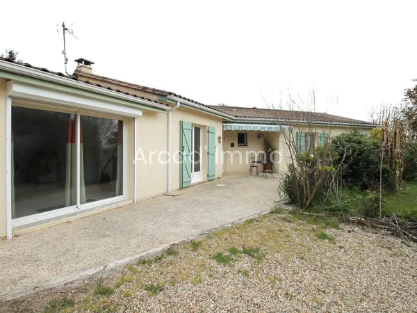 Maison contemporaine de plain-pied, 4 chambres, garage et jardin.