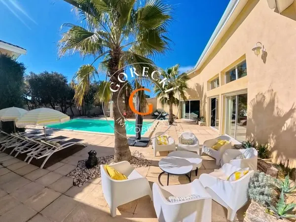 Villa 9 pièces 330 m²