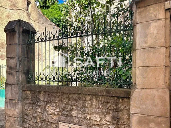 Maison de village/immeuble de 380 m² sur 558 m² cloturé.