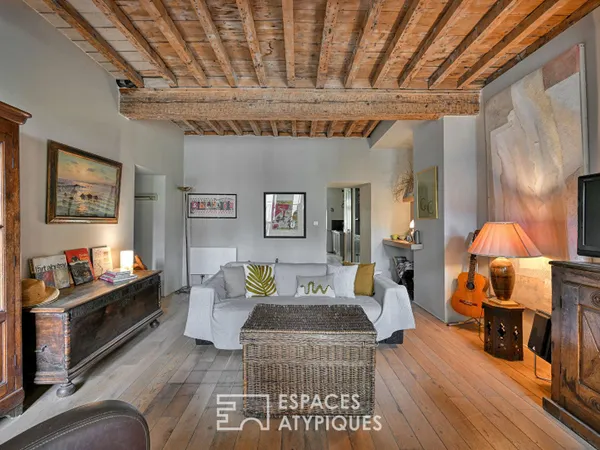 Appartement de caractère avec terrasse proche de la Maison Carrée