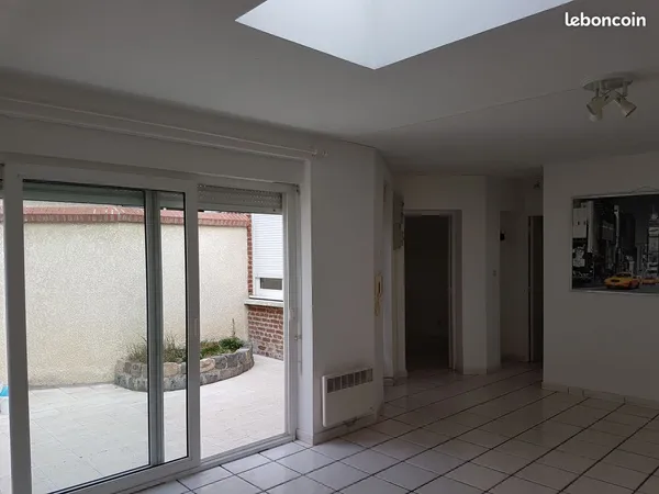 T2 52m2 Cambrai hyper centre lumineux sur cours privé