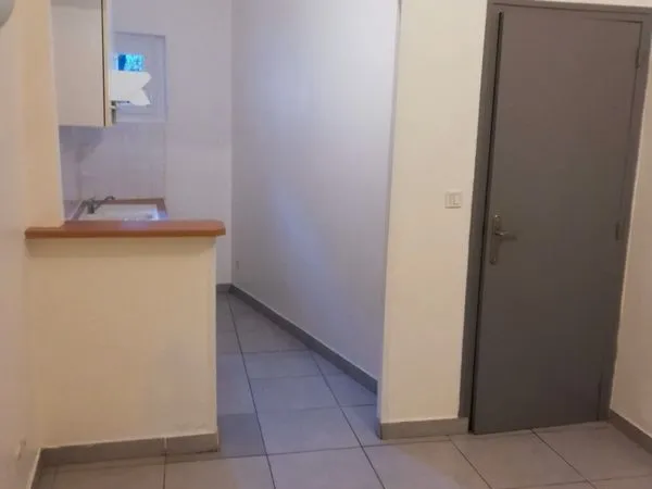 Studio EN RÉNOVATION non meublé à l'année