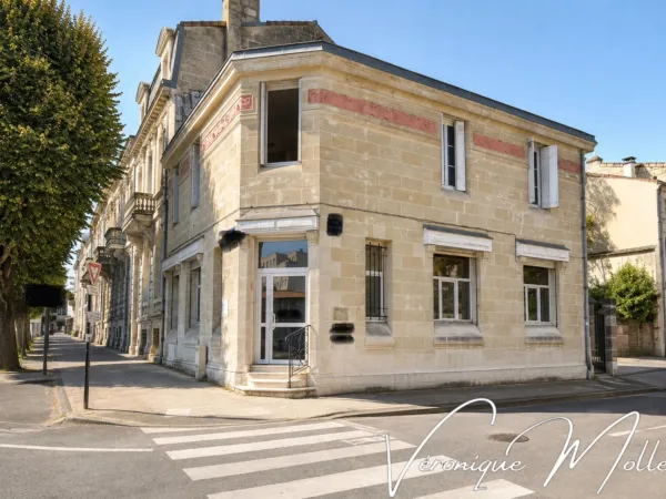 BORDEAUX CENTRE - Aux pieds du tramway - Élégant immeuble de 190 m² avec jardin