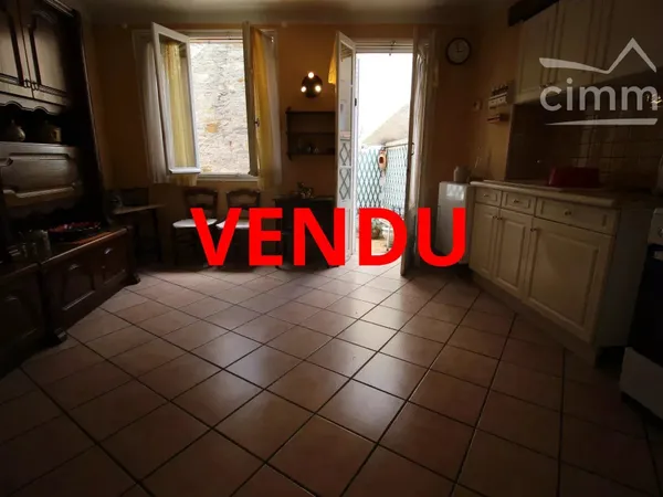 A vendre maison de village avec  une cour et une terrasse