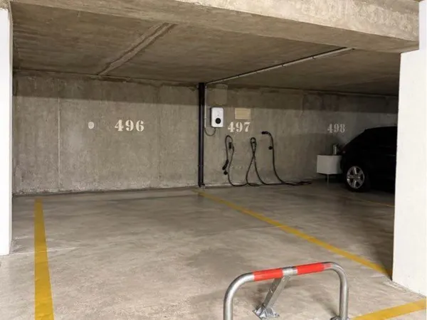 Parking sécurisé, 100m de la gare