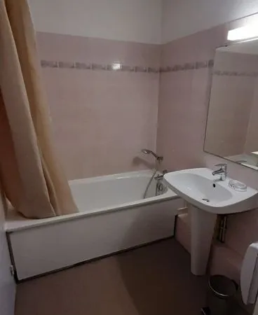 À LOUER - Studio équipé et climatisé de 22 m² avec balcon et parking
