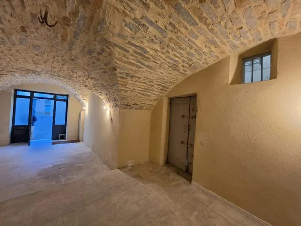 LOCAL COMMERCIAL NIMES - 40M² - PLACE DES ESCLAFIDOUS