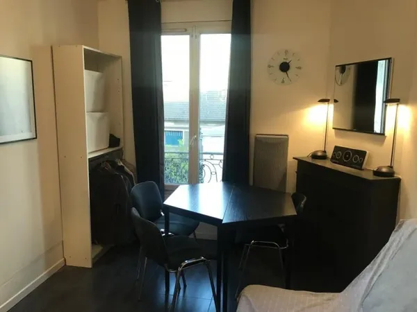 Vends un studio de 27m situé entre 2 stations de RER et le metro Pantin