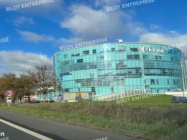 À LOUER - BUREAUX - 487 M² - REZÉ