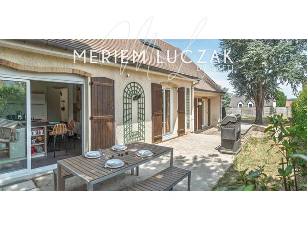 CHAMBOURCY - Belle maison familiale de 204 m² sur grand terrain arboré