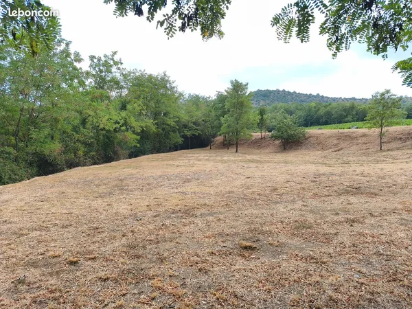 Terrain de loisir avec eau et égouts sur le terrain
