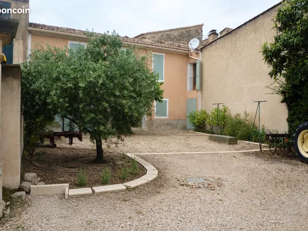 A louer à Caromb - Maison de village de 120 m² avec cour arborée