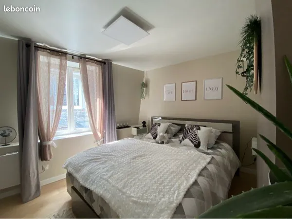 Petite maison avec cour privée + dépendance