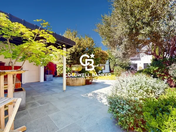 Maison d'exception quasiment neuve avec jardin, à deux pas de la