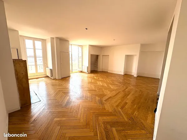 Joli Duplex avec terrasse place Bellecour