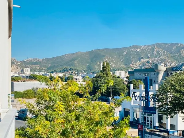 T1 meublé de 30 m² + 2 parking sécurisé, Plein sud: Ensoleillé, vue sur monts de Calanques, Proche T
