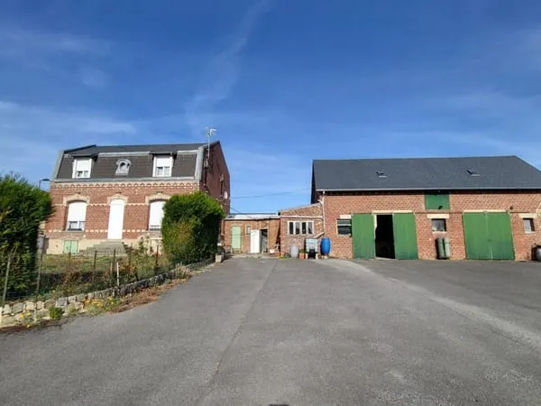 MAISON INDIVIDUELLE AVEC GRANGE ET JARDIN