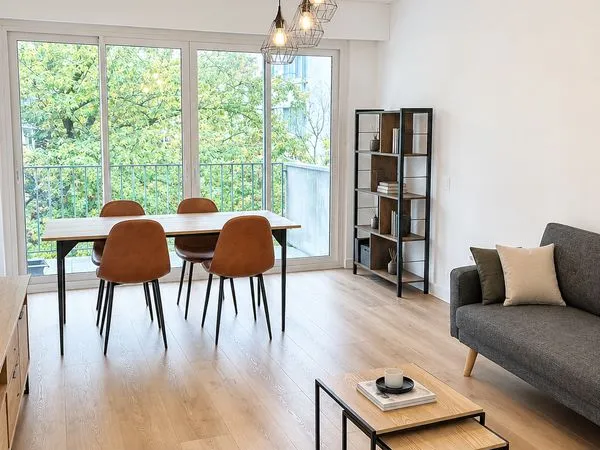 Appartement traversant entièrement rénové - 4 chambres et 2 salles de bain