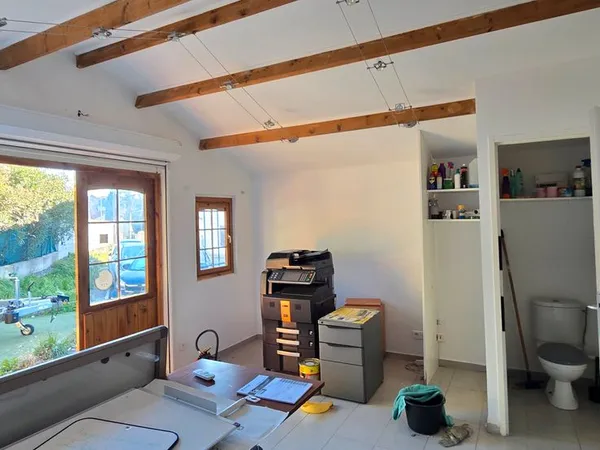 Bureau avec parking et espace exterieur privé