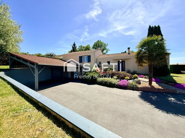 Une maison clé en main, moderne et parfaitement entretenue avec piscine et grands extérieurs .