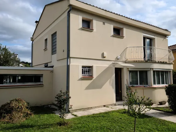Maison 4 chambres, 1 bureau, garage et jardin
