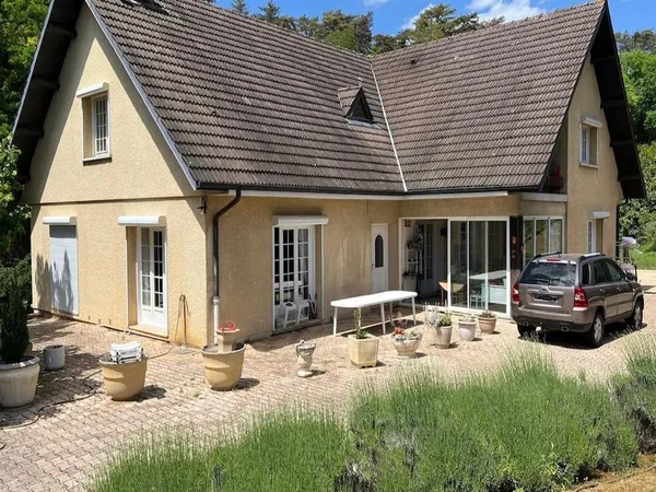 Maison 9 pièces 331 m²