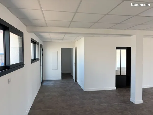 Local 128 m2 neuf excellente visibilité route Espagne