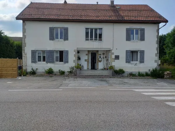 Maison avec 3 appartements .