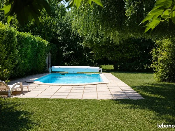 Maison de plain-pied avec piscine, studio indépendant - Terrain de 1 300 m²