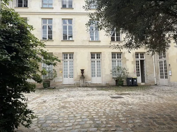 Bureau 79 m²