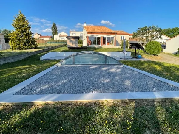 Grande maison d'habitation dans le bourg du Cellier